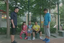 风嫣儿：两位任教老师偏心只给女学生零食，男生看的流口水了视频封面