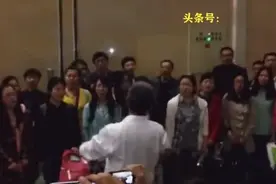 中科院博士团在青岛火车站南候车厅霸气合唱《天路》！