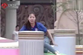 长腿美女穿牛仔裤来冲关，男主持感叹：身材就是硬实力！