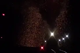 夜间三道岭上的蒸汽火车，不断喷出火花出来