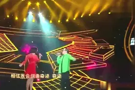 刘欢助阵姚贝娜，一首歌感动全场，勾起无数人的回忆，好听到哭视频封面