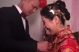 农村一大美女出嫁，为什么要往新娘礼服上扎针呢？很少见视频封面