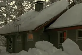 大雪过后，国外大爷清除屋顶积雪，一根绳子轻松搞定了！视频封面