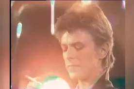 大卫鲍伊边抽烟边唱歌，这样的宝爷简直太帅了视频封面