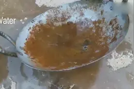 国外男子翻新修补生锈的铁锅，花费不少功夫，修好还能用好多年视频封面