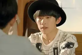 TFBOYS三小只坐在台阶上吃炸鸡腿，那一年小凯16岁，千玺源儿15！视频封面