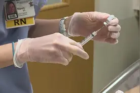 刚出生的小宝宝就要打针，看着好可怜的样子，好萌呀