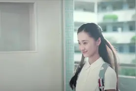 班上了新来了女生，进门的那一刻女生满脸的羡慕，男生满脸的爱慕视频封面