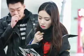 可爱！林允给粉丝签名甜美笑容不受分手传闻影响图片