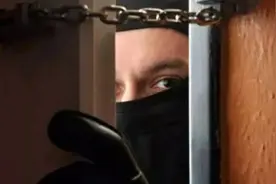 合租男深夜一言不发猛敲门，女生被吓蒙，事后他说是借水壶……图片