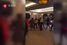 三名内地男子在澳门酒店外吸烟与警察发生冲突，警员开枪示警