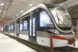 深圳有轨电车第一列车抵深调试图片