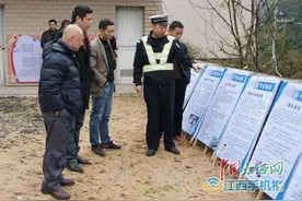 瑞金交警在省际服务站开展交通安全宣传图片
