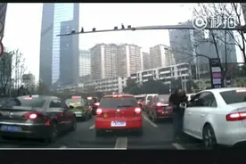 成都一男子密集车流中扳后视镜要钱 嫌钱少还继续扳图片