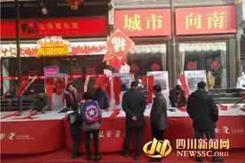 玫瑰园房产举办“挥毫书春意 泼墨送吉祥”送春联活动图片