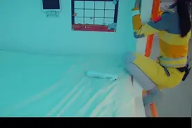 吴宣仪想克服恐高上床，爬床崩溃碎碎念，搞怪把自己挂楼梯视频封面
