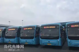 「先锋关注」贵阳首条BRT今起试运行 市民争先“尝鲜”图片