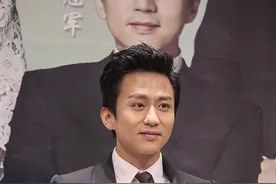 邓超亮相《乘风破浪》首映礼感言电影是送给爸爸的“秘密礼物”图片