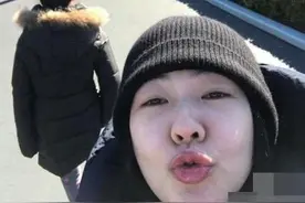 小S带三个女儿游玩迪士尼 甜笑嘟嘴似少女图片