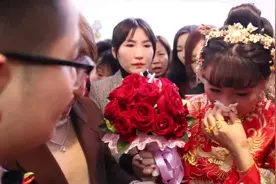 广东一姑娘出嫁，陪嫁好多首饰，离别时，新娘不舍家人，哭了视频封面
