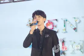 沈煜伦接受媒体采访：对写作是敬畏 对音乐是热爱图片