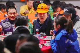 极限挑战原班人马录第三季 与建筑工人共进年夜饭图片