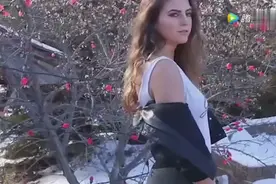 高挑美女，修身包臀裙外搭黑色小夹克组成雪地间那一抹浪漫的倩影