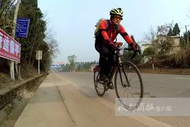 感动！小伙从北京骑单车到内江 骑2000多公里只为陪女友过个生图片