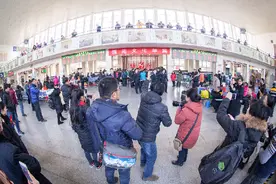 济宁兖州火车站：候车室里赶“年集”图片