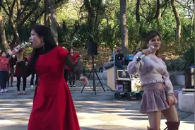 街头艺人小红芯妮，卖唱一首《你到底爱谁》，醉人网络情歌太好听视频封面