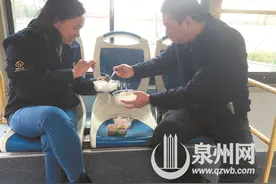 别样坚守：公交车上那些“擦身而过”的亲情图片
