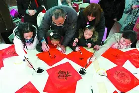 沪上10名社区书法家挥毫泼墨 写下200副春联赠送市民图片