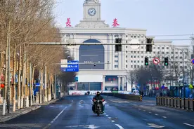 一名邮政投递员的春节坚守图片