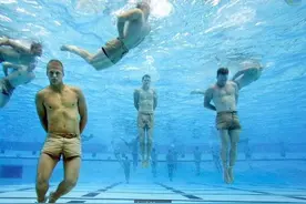 美国特种部队退役队员教你“手脚被绑住扔进水中要这样求生！”图片