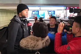 莫里斯返京自曝共向膝盖打了四针 恢复需要两个月图片