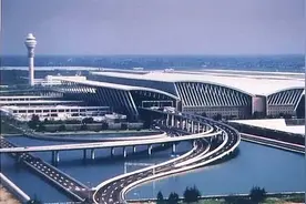 浦东机场P1、P2停车楼已饱和 临时启用P5停车场图片