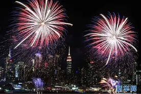 纽约燃放焰火庆祝中国农历新年图片