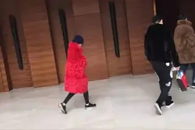 网友在青岛偶遇范冰冰李晨 冰冰爸爸火遍网络图片