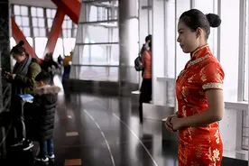 金茂大厦观光厅电梯讲解员：第一个无法回家的春节图片