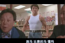 男子不知道玻璃是透明的，还以为是镜子，坐在里面什么都看得见