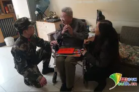 新春鱼水情 武警战士走进社区慰问孤寡老人图片