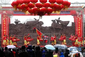 河南许昌：踏雪逛庙会图片