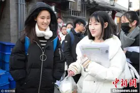 2017年艺考开考 中戏考点帅哥美女云集图片