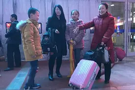 暖闻｜“天路母子”十年后重逢，车生：长大也当列车长帮助人图片