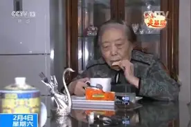 92岁医生坚持每周三次门诊 自称“59分”永远不及格图片