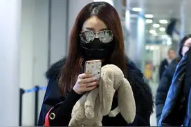 赵丽颖年后忙复工 黑衣配红包颇亮眼图片