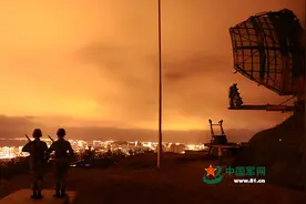 过年有很多种姿势，其中一种叫“军姿”图片