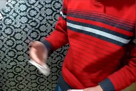 魔术揭秘：刘谦非常酷炫的空手出牌！原来这么简单！视频封面