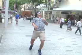 国外恶搞：路人玩“蒙眼罩过竹竿”被整蛊，谁想的招儿太坏了！视频封面