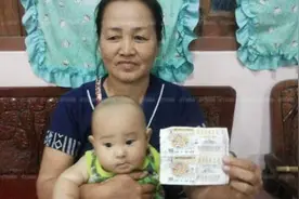 孙儿抓住彩票不放 奶奶无奈买下竟中百万大奖(图)图片